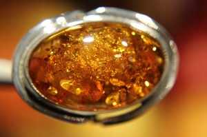 Artystyczny pierścionek naturalny bursztyn r 12.5