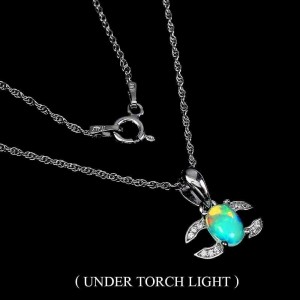 Delikatny srebrny naszyjnik opal ognisty cyrkonie
