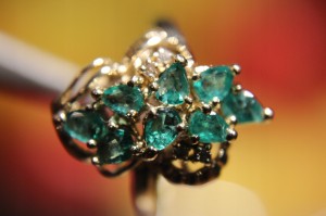 Pierścionek złoty szmaragdy diamenty r 13 certyfikat