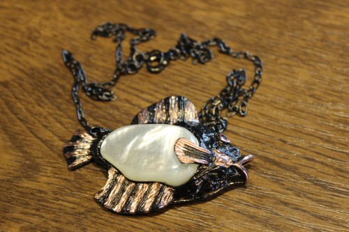 Srebrny naszyjnik masa perłowa szafir 925 ryba