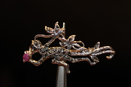 Broszka srebrna markazyty rubin małpka