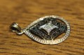 Delikatny złoty 0.375 wisiorek naturalne diamenty