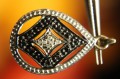 Delikatny złoty 0.375 wisiorek naturalne diamenty