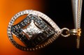Delikatny złoty 0.375 wisiorek naturalne diamenty