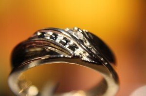 Pierścionek złoty czarne diamenty r. 15