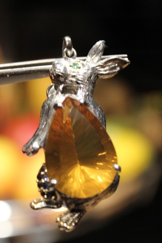 Artystyczny wisiorek srebrny cytryn szafiry królik