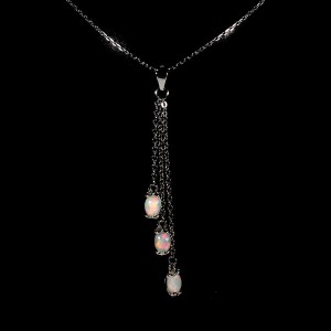 Srebrny delikatny naszyjnik ogniste opale piękny