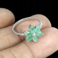 Srebrny delikatny pierścionek szmaragdy kwiat r 14