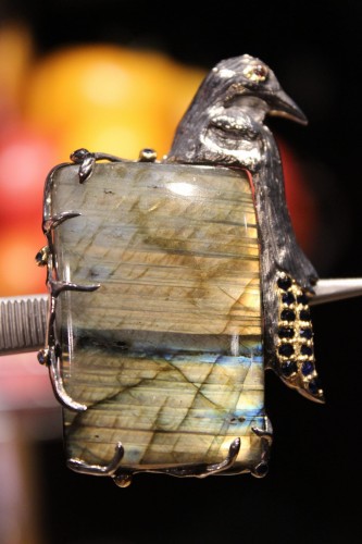 Broszka srebrna naturalny labradoryt szafiry granat ptak