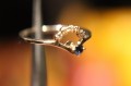 Delikatny pierścionek złoty 12k naturalny szafir diamenty