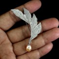 Broszka srebrna naturalna perła kremowa cyrkonie liść 925