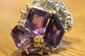 Artystyczny pierścionek srebrny naturalne ametysty spinele szafiry r 20