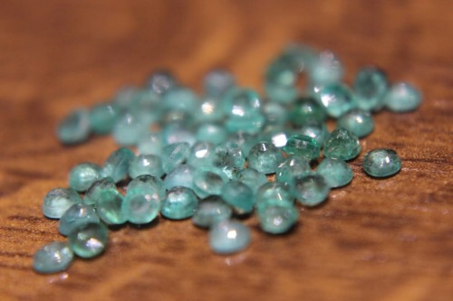 Szmaragdy kamienie naturalne 4.75ct 60 sztuk