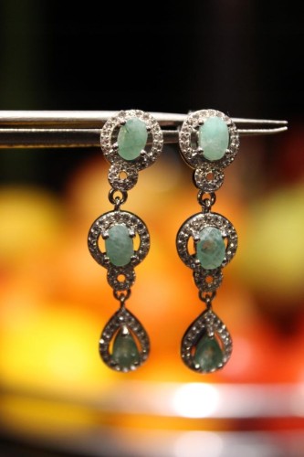 Srebrne wiszące kolczyki naturalne szmaragdy białe topazy eleganckie 2