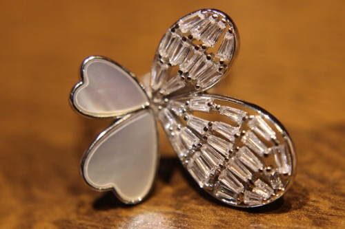 Pierścionek piękny naturalna masa perłowa cyrkonie motyl r 16.5