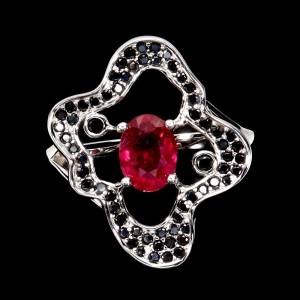 925 Pierścionek srebrny naturalny rubin czarne spinele r 14.5