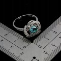 Pierścionek srebrny elegancki naturalny zielony topaz białe topazy r 17