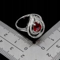 Srebrny elegancki pierścionek r 13.5 naturalne białe topazy rubin