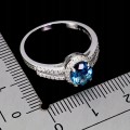 Srebrny elegancki delikatny pierścionek topaz london blue cyrkonie r 17 925