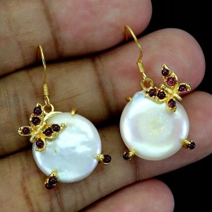 4 925 Srebrne eleganckie kolczyki naturalne perły granaty motyl