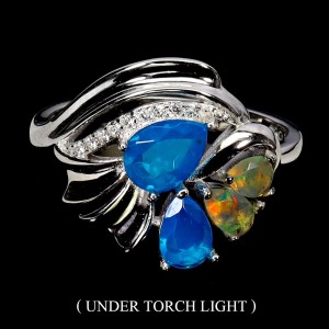 Srebrny elegancki pierścionek naturalne niebieskie i ogniste opale r 17