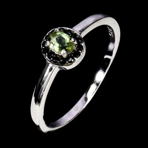 925 Delikatny pierścionek naturalny zielony turmalin czarne spinele r 13.5