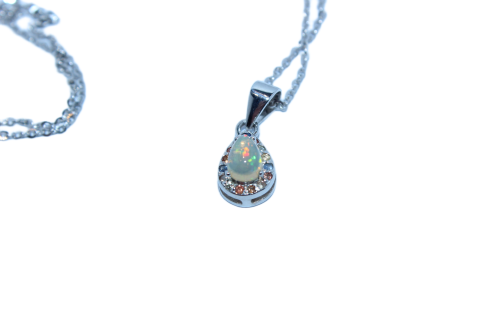 Elegancki srebrny naszyjnik delikatny naturalny ognisty opal szafiry Songea