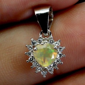 Delikatny 925 minimalistyczny wisiorek srebrny naturalny opal ognisty serce