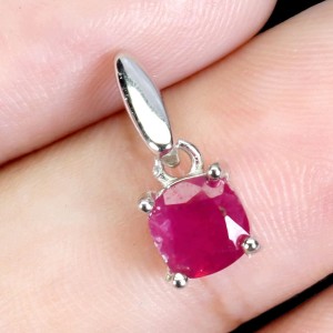 925 Delikatny minimalistyczny elegancki wisiorek srebrny naturalny rubin