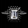 925 Srebrny elegancki pierścionek naturalny biały topaz czarne spinele r 17