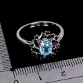 925 Srebrny elegancki pierścionek naturalny sky topaz czarne spinele r 17