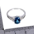 Srebrny elegancki delikatny pierścionek topaz london blue cyrkonie r 12