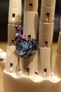 Pierścionek paw nat. szmaragdy rubiny topaz 14