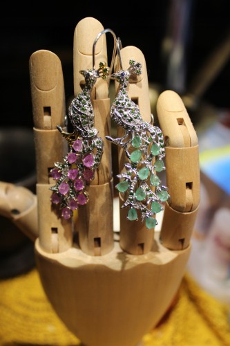 Kolczyki szafiry szmaragdy diopsydy pawie