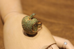 Srebrny pierścionek jabłko tsaworyty r15