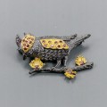 Artystyczna broszka naturalne granaty 925 ptak