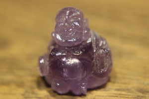 Ametyst kamień naturalny budda 5.74g (28.7ct)