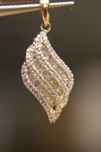 Złoty 9k wisiorek diamenty 0.18ct certyfikat