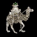 Broszka srebro natural markazyty szmaragd wielbłąd